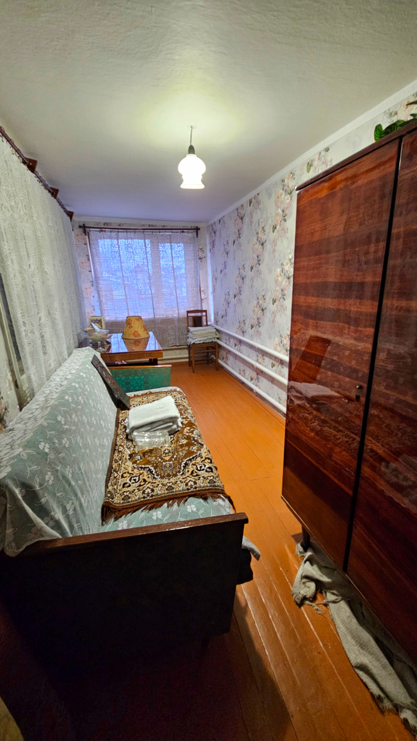 🏡 Продается дом в Свердловске, ул. Ватутина, 5-6 минут Парк КиО. 📐 Площадь =87.9 м2, 4 комнаты, кухня, веранда. Ровный участок 7 соток, земля приватизирована. Молодой сад: малина, смородина, виноград, черешня. 🛠 Газовый котёл, индивидуальное отопление. Счётчик газа, счётчик воды. Большой сухой дом, утеплён сн...